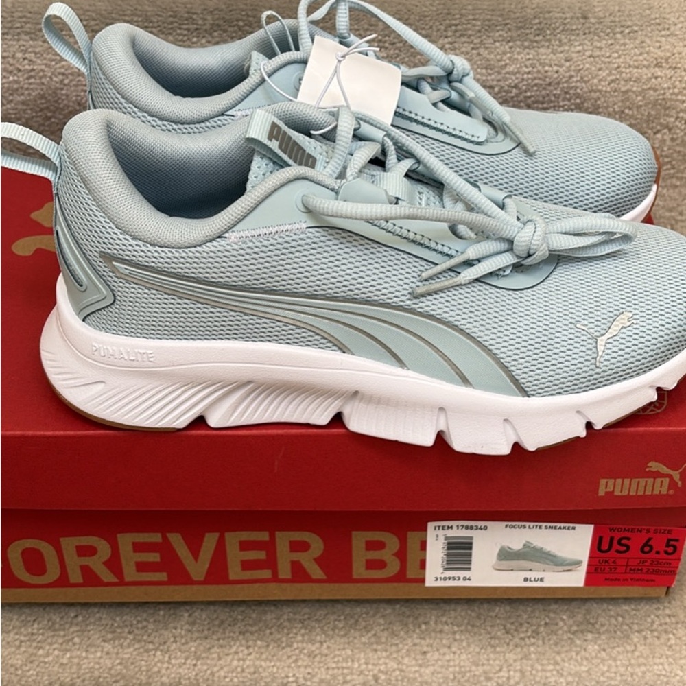 BRAND NEW W/TAGS AND BOX WOMEN’S PUMA SNEAKERS